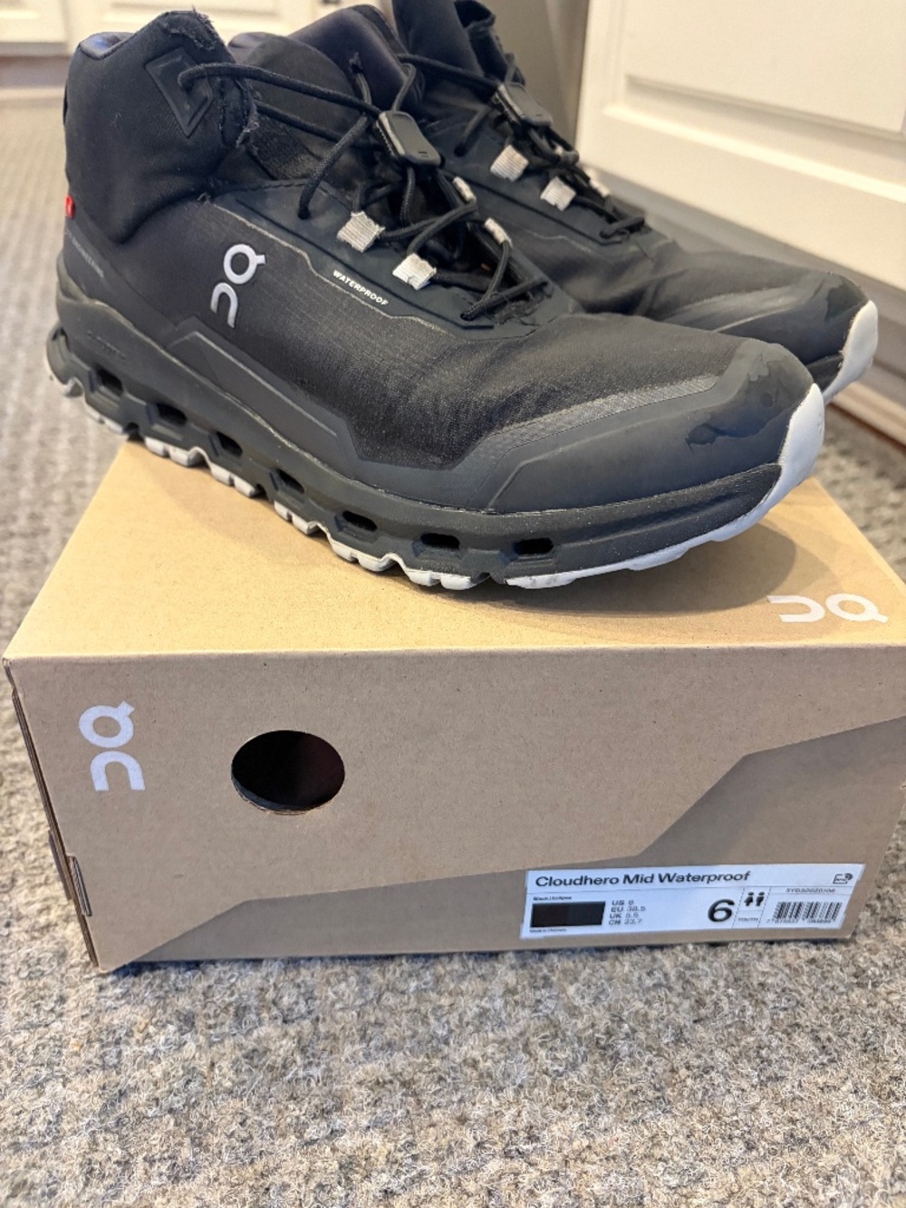 On Cloudhero Mid Waterproof Boots - Youth Size 6 - Black - Original Box